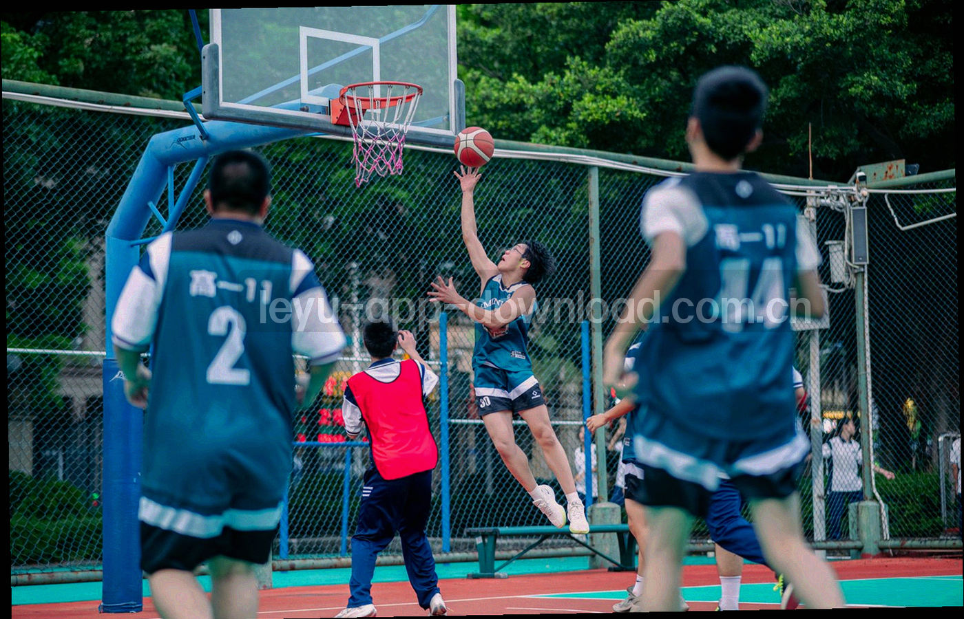 球门网特写，网线在冷光下形成几何网格